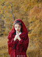 ——阿娘觉得终于生了个女娃，将来一定能穿红衣，像玛尔其叶子那么红的衣裳，映在湖水里，一定漂亮极了。...13(C3C31)