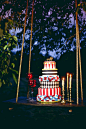 新年派对季！嘉年华主题婚礼蛋糕+来自：婚礼时光——关注婚礼的一切，分享最美好的时光。#嘉年华主题婚礼蛋糕# #马戏团# #秋千#