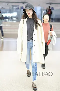 41岁的赵薇素颜更显白，关晓彤偷穿鹿晗的衣服？海报时尚网华语明星街拍合辑(10月16日-10月22日)！