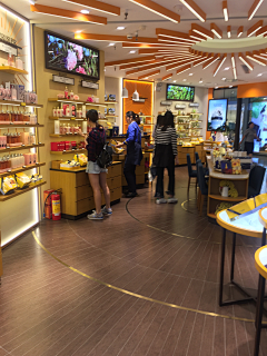 一朵芙蕖开过尚盈盈采集到彩妆柜台