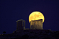 希腊雅典Sounion海湾海神庙后面升起的满月-2010年天文摄影大赛
