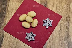 胡桃形状的黄油饼干和圣诞装饰品