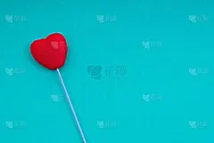 红心小棍，粉色背景。概念和创意摄影。副本的空间。