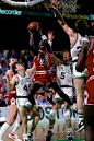 #Michael Jordan# 球场照片 （666 x 1000）
上脚 Air Jordan 1 “Chicago” 