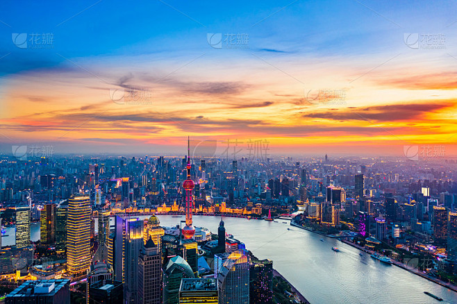 夜景鸟瞰图上海的天际线和城市景观。
