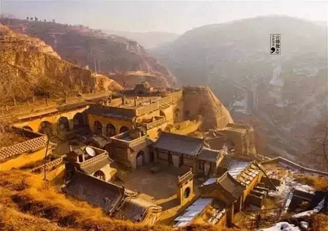 【窑洞】 窑洞是黄土高原上古老居住形式， 它最大的特点就是冬暖夏凉。 传统的窑洞空间外观呈圆拱形， 在单调的黄土为背景的情况下， 圆弧形更显得 ...