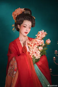 “云想衣裳花想容，春风拂槛露华浓”
新年送礼，说出你的新年愿望，福利见评论哟！
一身红装应个景，祝大家春节快乐！是你们要的单图壁纸吗？
摄影：小黑 后期：有染 冥音
妆发：宋佳 协力 大雨 礼花等
服装感谢：天衣坊 头饰：青荷记 玛丽苏手做 ​​​​