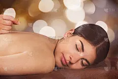 接受针灸治疗的妇女
