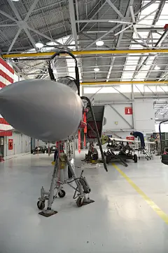 新年将至，大雪覆盖俄勒冈。空军航空兵某部F-15C 78-0482在例行检查时发现机翼有裂缝。红鹰联队维护组紧贴战场要求，接到命令迅速行动。维护组指挥员拉塔捏上校带领战士们和罗宾斯空军基地工程师现场协力攻关，提前完成新机翼更换。F-15C原本需停飞6个月，其中换机翼要10~12天，拉塔捏上校的维护组只用了7天，提前3天完成任务。飞机仅停飞1个月，在维护组的无私奉献精神下，换上新机翼的F-15C得以新年开飞。
