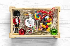手工制作的爱心包，带有糖果的季节礼品盒，白色桌上的杯子，为家人，朋友，女孩的感恩节，圣诞节，圣诞节，