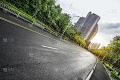 日出时分重庆市区道路上的交通状况