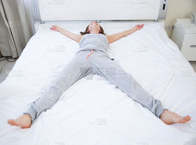女人躺在床上摆明星姿势