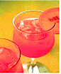 【蓝魔怪鸡尾酒】 材料:金酒45毫升、蓝香橙利口酒15毫升、柠檬汁15毫升 制作:1、将金酒、蓝香橙利口酒、柠檬汁注入盛有冰块的摇酒壶中2、摇匀后注入杯中,橙片装饰~