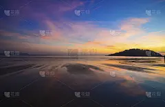 岛上海面上美丽的红色日落