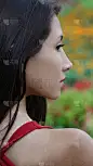 十几岁的女孩盯着