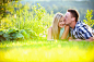 人,休闲装,自然,户外,20到24岁_508486879_Young couple lying on grass, man kissing woman, Styria, Austria_创意图片_Getty Images China