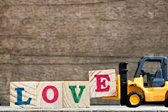 玩具塑料叉车持块E组成和履行文字爱在木材背景