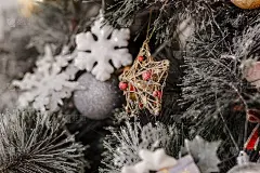 圣诞树上星星形状的圣诞装饰