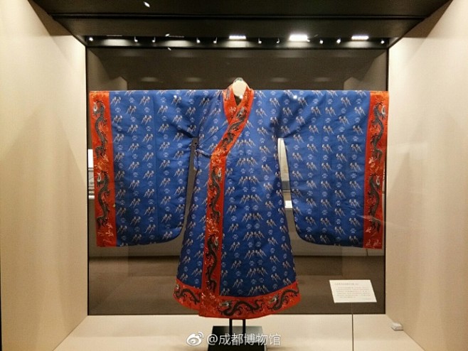 五彩翟鸟纹宋锦皇后服（创制） 钱小萍大师根据南薰殿旧藏《历代帝后像》中的宋仁宗皇后像的图片资料创制而成。巧妙应用了宋锦的结构和复杂的传统技艺 ...