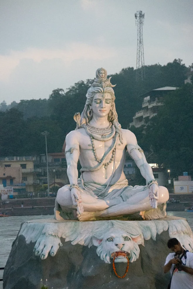 印度Rishikesh，恒河边的湿婆像，因为洪水被冲走三次，三次重塑，最后一张是神像在洪水中的最后一瞥，现在新立的神像被放在了Parmarth ...