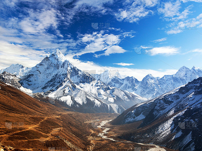 云中的阿玛达布拉姆山，通往珠峰大本营的路