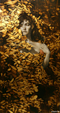 美国画家Brad Kunkle (1978年—)用叶状和花瓣状的金银笔触来装点他的油画。他说它们既是绘画符号， 同时反射变化的光影又可以和观者形成互动。他的画本身的构图，明暗，虚实都掌控的恰到好处，十分有意境。（bradkunkle.com）