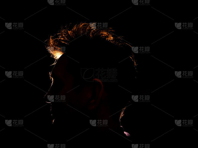 黑暗中男性头部轮廓的轮廓。