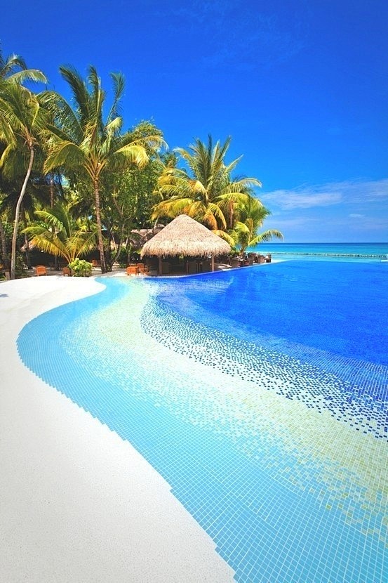 马尔代夫的海边游泳池