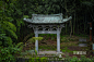                                                                                                         「庙沟后石牌坊」#航拍# 位于浙江省宁波市鄞州区东钱湖镇韩岭村东侧庙沟后山坡上，是一座仿木结构的石牌坊，宽3.29米，高6.16米，二柱一开间，单檐歇山顶，重唇板瓦滴水，出檐深远，形制古朴，据推测建于宋元时期，是我国现存最古老的仿木构石坊之一。该坊坐东朝西，地处东钱湖南岸的山谷中。这一地 ​​​​..