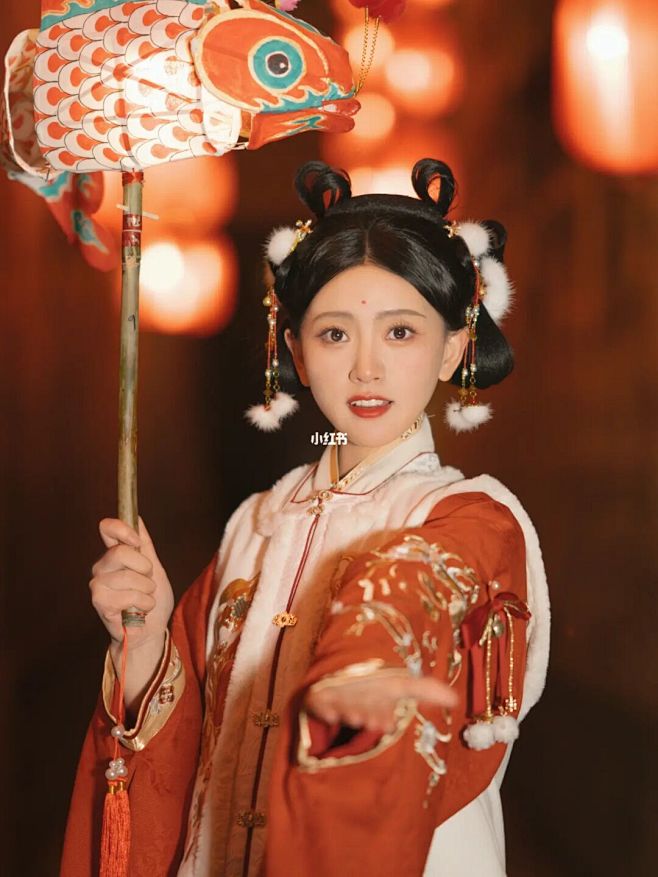 希望你也可以约到喜欢的人看灯会 : 出镜小可爱‍♀️@林秋奈 新年写真氛围感拍照秘诀！ 服装搭配：新年汉服 虎头帽 鱼灯 ：十三余 虎贺新春 ...