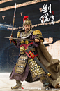 @303TOYS 1/6 “三国演义”刘备/玄德 戎装版 战旗+战马大套，这款刘备头雕的涂装个人感觉比之前的产品要来的出彩，不失为一颗好头。战旗地台的造型与材质改进了，不再是拼接的塑料，而是整个树脂材质，造型也比老款美观。全套图地址：O网页链接 ​​​​