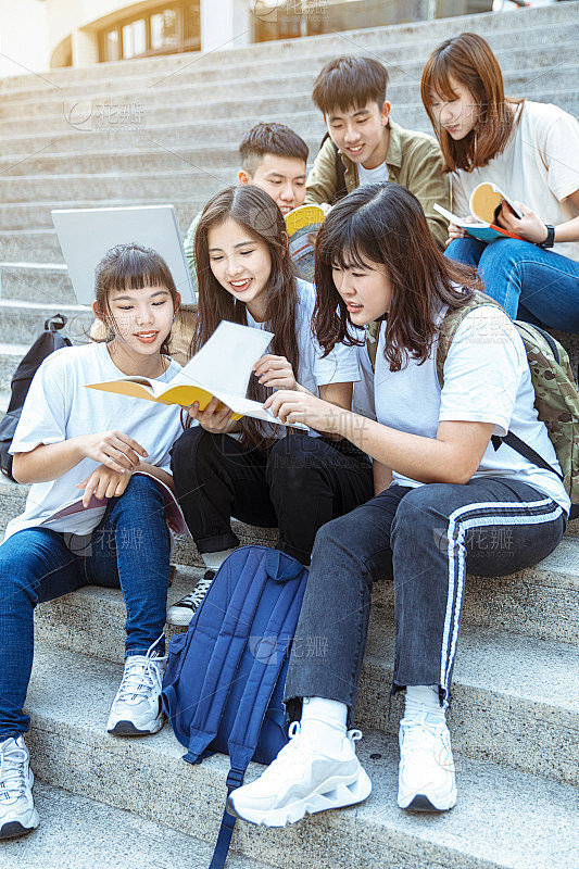 一群学生在校园的楼梯上学习