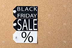 软木板上钉着黑色星期五的促销标签