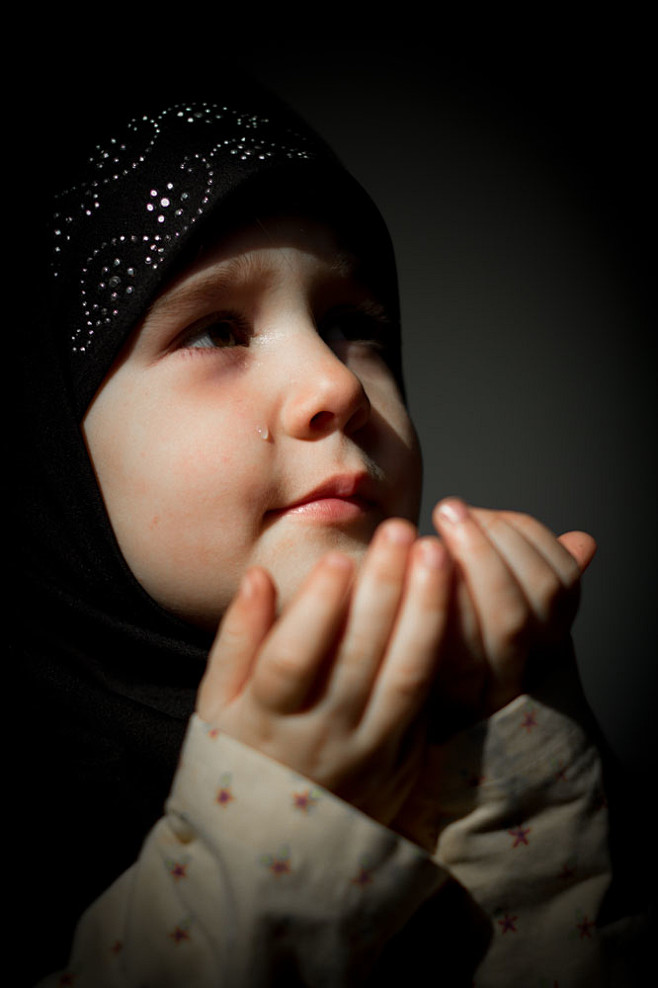 祈祷的儿童，流泪，确是苦难里升华出的平和...