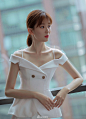 组图：乔欣小露香肩上演骨感诱惑 化身夏日清爽girl可盐可甜 : 6月27日，乔欣一组最新写真曝光。夏日一击长腿清爽girl亮相。