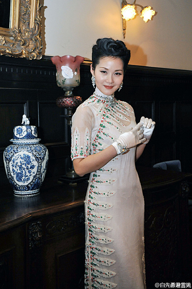 张叔平为40年代背景的话剧永远的尹雪艳做的旗袍造型还是有浓浓的30