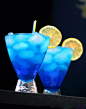 蓝色珊蝴礁Blue Lagoon 【材 料】：蓝柑橘糖浆30毫升、莱姆汁15毫升、苏打水8分满 【制 法】：除了凤梨片之外，将所有材料与碎冰放入雪克壶中充分摇匀后，过滤倒入冷却的鸡尾酒杯。最后放上凤梨片做装饰即可。 【详…
