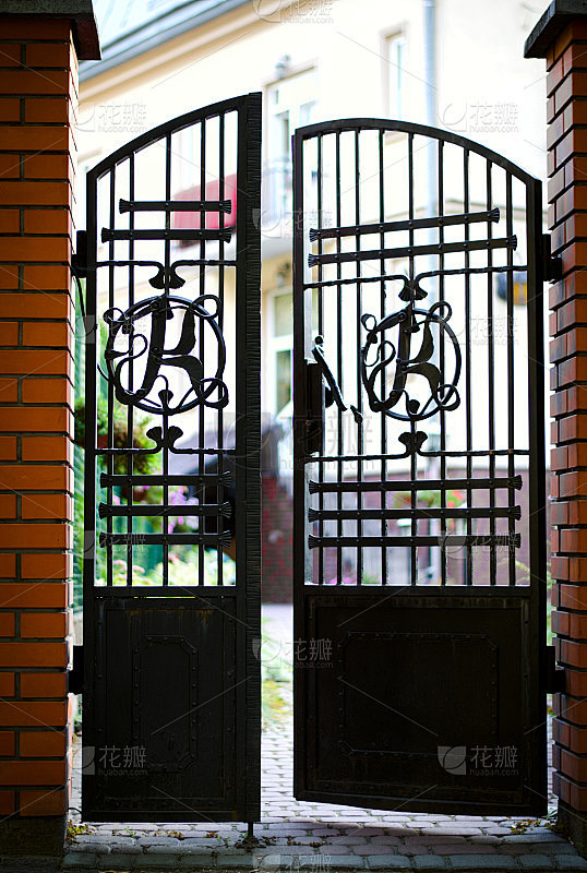 黑色锻铁和砖大门