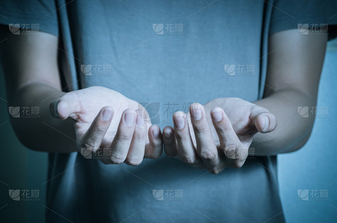 男人伸出手和破碎的心