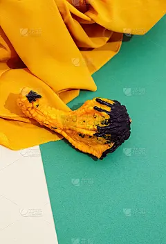 秋天冬季背景秋天装饰南瓜和黄色纺织品。时尚的颜色深浅。季节性时尚壁纸