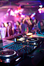 酒吧,夜总会,聚会,舞蹈,迪斯科_gic6163246_DJ音乐控制台_创意图片_Getty Images China