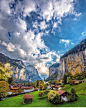 @旅游播报 的个人主页 - 微博劳特布龙嫩山谷 (Lauterbrunnen valley)，因为有七十多处大小不一的瀑布，而被称为瑞士的“瀑布小镇”。