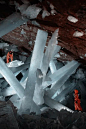 北美洲-巨人水晶洞：墨西哥奇瓦瓦的奈卡矿，是一个以其独特的水晶而闻名的在开采矿。奈卡矿蕴藏了大量的铅、锌和银等金属，当然还包括透明石膏的水晶矿，里面的水晶直径4英尺，长度达到50英尺。蕴藏着这些水晶的地方被叫做巨人的水晶洞。这里的水晶是是由下面岩浆房放出的热流形成的。剑之洞是奈卡矿中另一个拥有大量水晶的洞室。