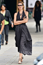 当地时间5月29日，维密超模坎蒂丝·斯瓦内普尔 (Candice Swanepoel) 身穿深V黑色长裙在SoHo出街。