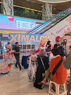 二次元狂欢！海口动漫夏日签售会来袭 热爱二次元和动漫的有福啦！我发现了一场超级燃的活动——海口 GDF 免税城夏日签售会。这可是专为咱们动漫迷打造的专属盛宴，7 月 19 - 20 日，在海口日月广场东区水瓶座，一场动漫狂欢即将拉开帷幕，千万别错过！ 这次签售会阵容超强大，有多位国漫圈的头部作者亲临现场。半个橙子（Sariel）老师，中国内地实力派漫画家，他的《神印王座》《氪金成仙》可都是经典之作，细腻画风和精彩叙事绝对让你沉迷。还有兰玲老师，从玄幻《斗罗大陆 3 龙王传说》到历史《回到明朝当王爷》，再到