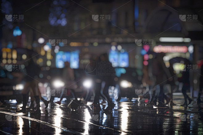 一群人走在城市雨夜的街道上