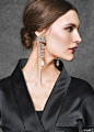 Dolce & Gabbana 2016秋冬系列首饰～轮廓虽然是夸张的御姐范，但透明的水晶却让御姐多了一丝公主小清新的气质。