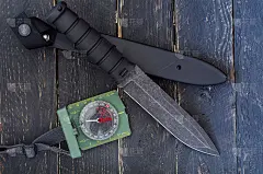有固定刀片的大刀。军事bayonet-knife。