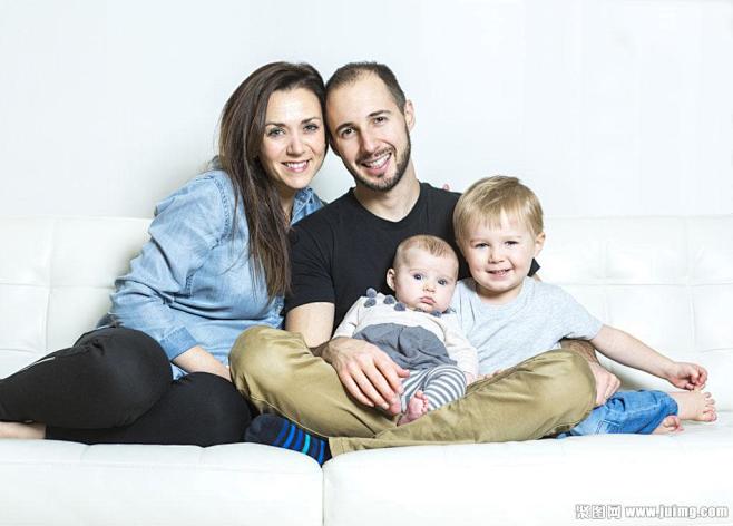 沙发上的一家人图片