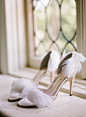 #白色婚鞋# 女神般优雅的羽毛婚鞋Feathered Bridal Shoes | photography by http://www.erinheartscourt.com/